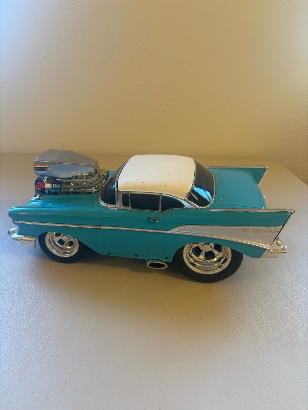 Muscle Machines 1957 Chevy Bel Air Die-Cast Classic Toy Car in Teal and White